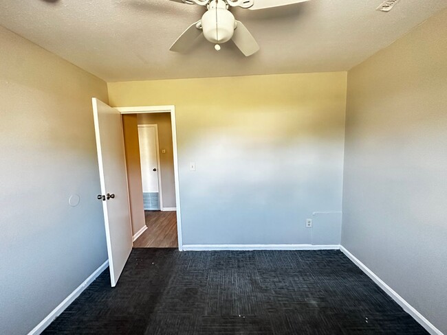 Building Photo - 304 S Highland Ave