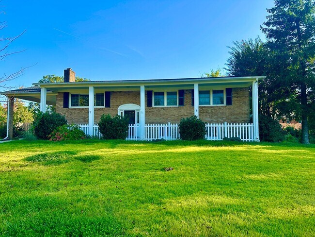 Primary Photo - 5 Bedrooms 3 Bathrooms! Parking! Pets Welc...