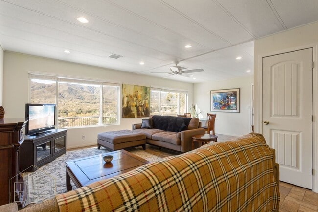 Building Photo - 55+ Senior Community~ 2 bed/2 bath with Am...