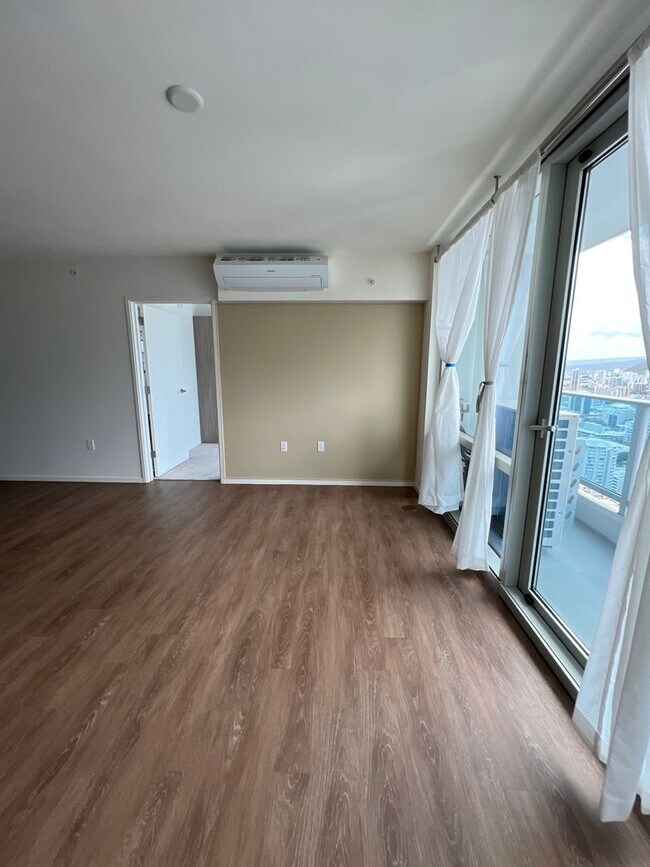 Building Photo - Prime Location- Kapiolani Residence 43d floor- Great views!