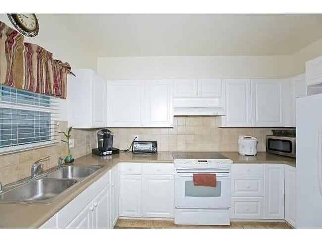 Building Photo - A stunning two-story house boasts three spacious bedrooms and 2.5 bathrooms