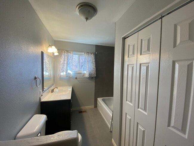 Building Photo - 989 Hobson St