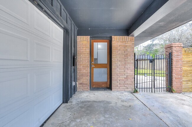 Building Photo - 9006 Dunlap St