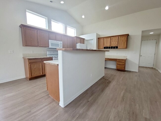 Building Photo - Spacious Rambler in West Richland