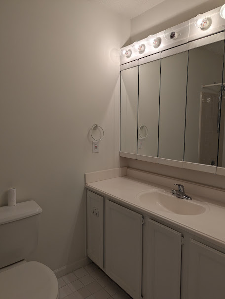 Upstairs Ensuite Bathroom - 4012 Elm St