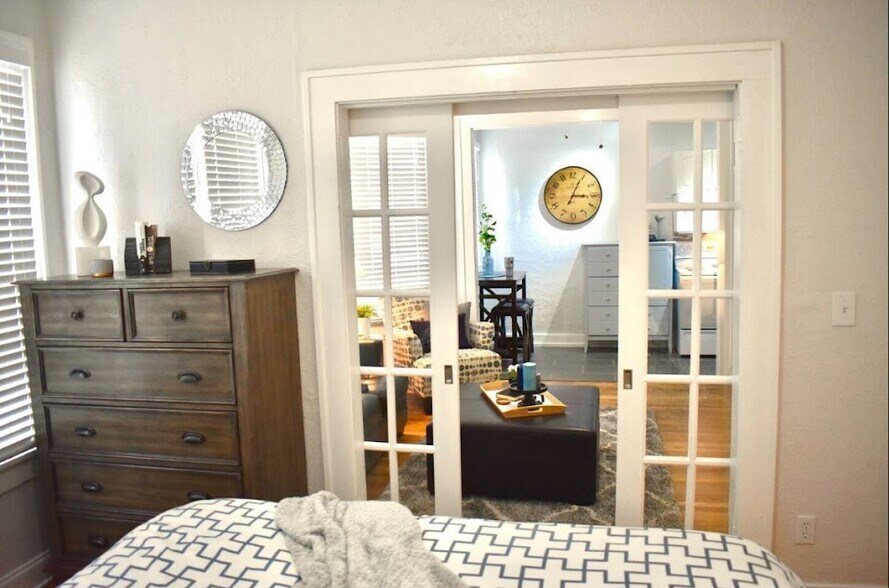 Building Photo - 407 S Melville Ave