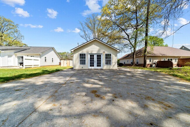 Building Photo - Spacious 3 Bedroom, 2 Bath with huge livin...