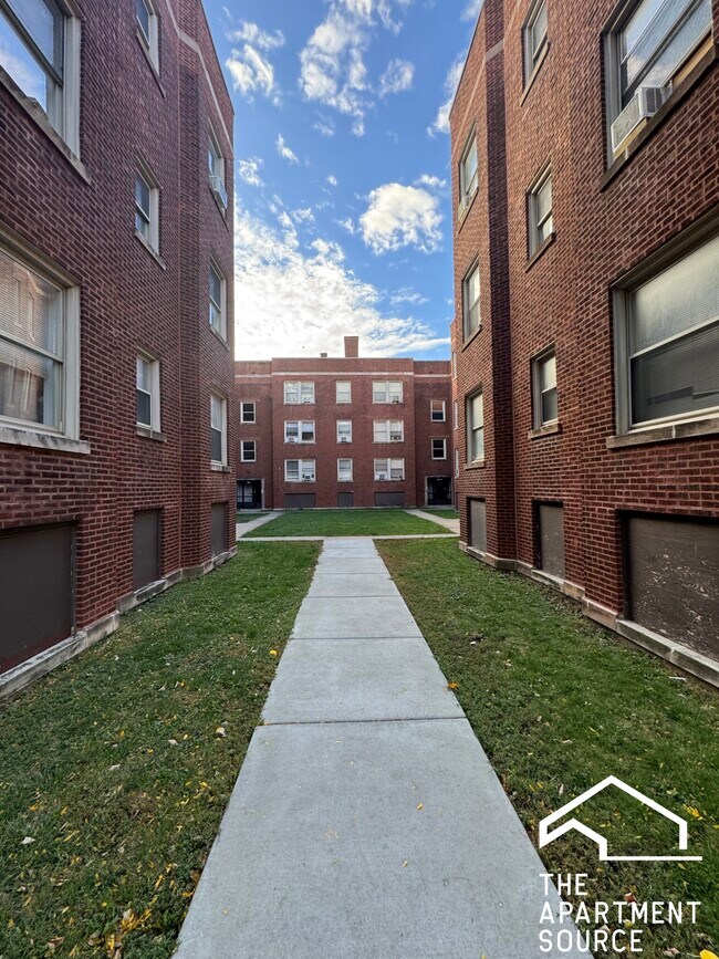 Building Photo - 4027 W Melrose St