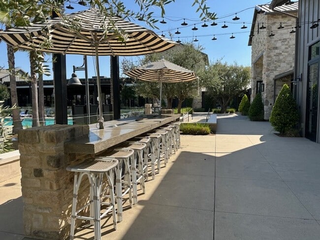 Building Photo - $2,395 Tesoro Viejo Gorgeous 2 Bed + Offic...