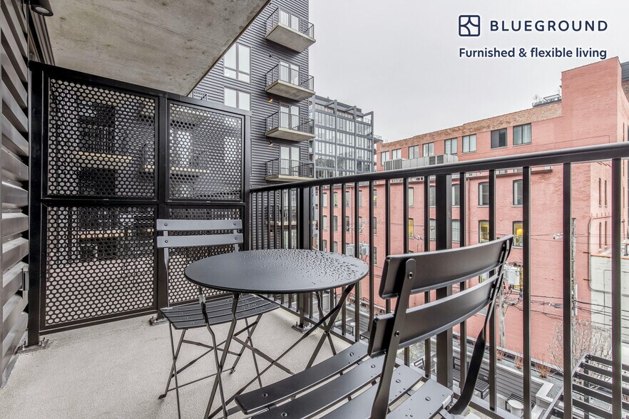 Building Photo - 411 W Chicago Ave