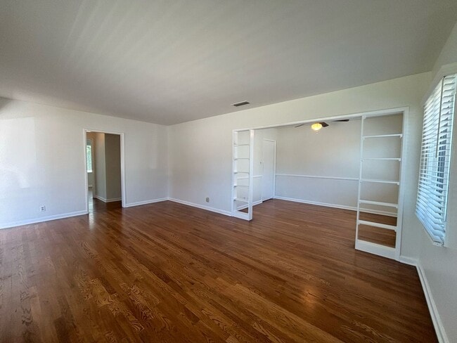 Building Photo - Clean and comfortable 3 bedroom available ...