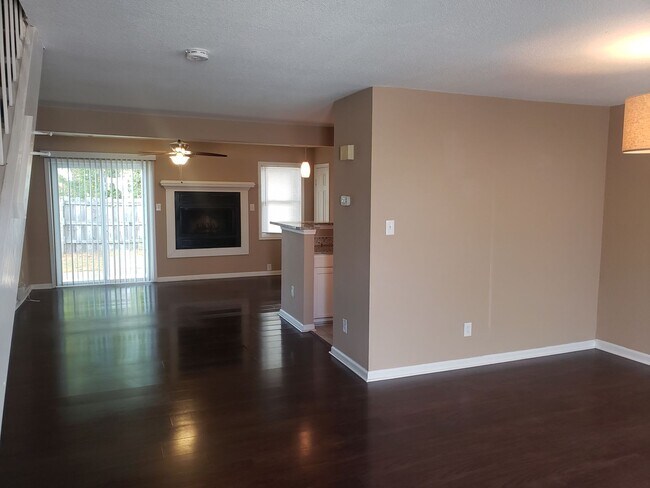 Building Photo - Modern 2 Bed | 2 Bath Townhouse in Town Center!