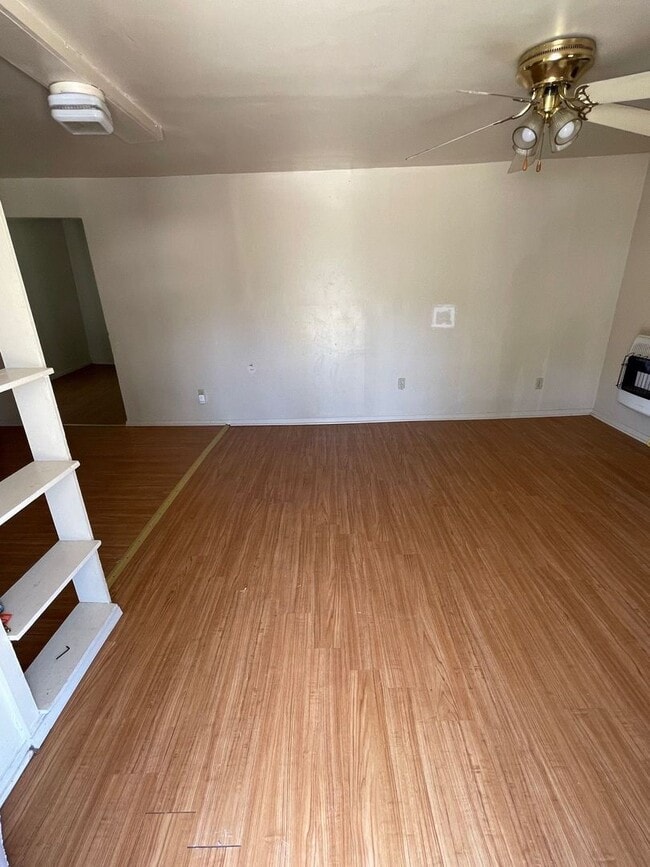 Building Photo - 3 bedroom, 1 bath