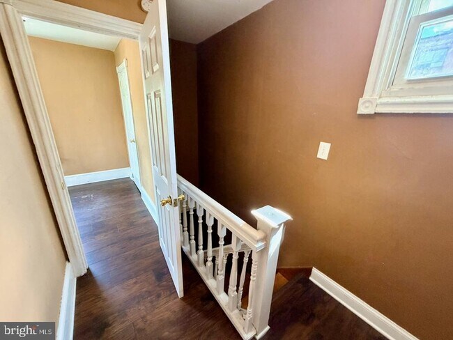 Building Photo - 400 W 3rd St