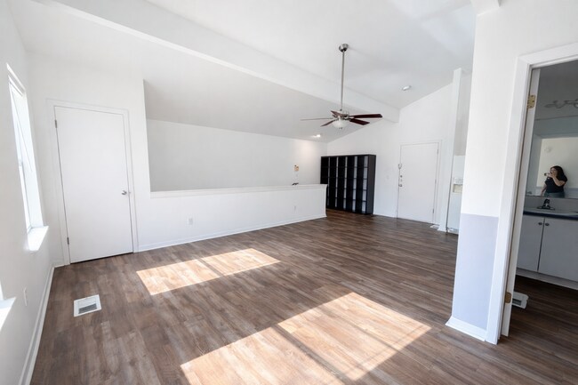 Building Photo - 212 Lessin Ln