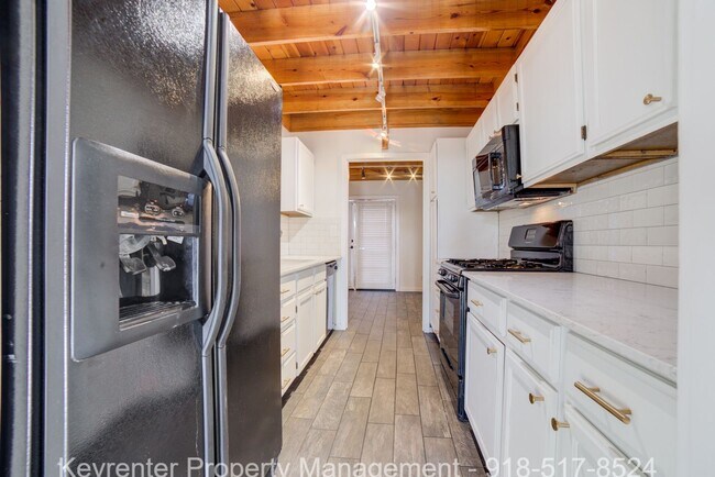 Building Photo - 2 Bed 2.5 Bath Right off Cherry Street!!