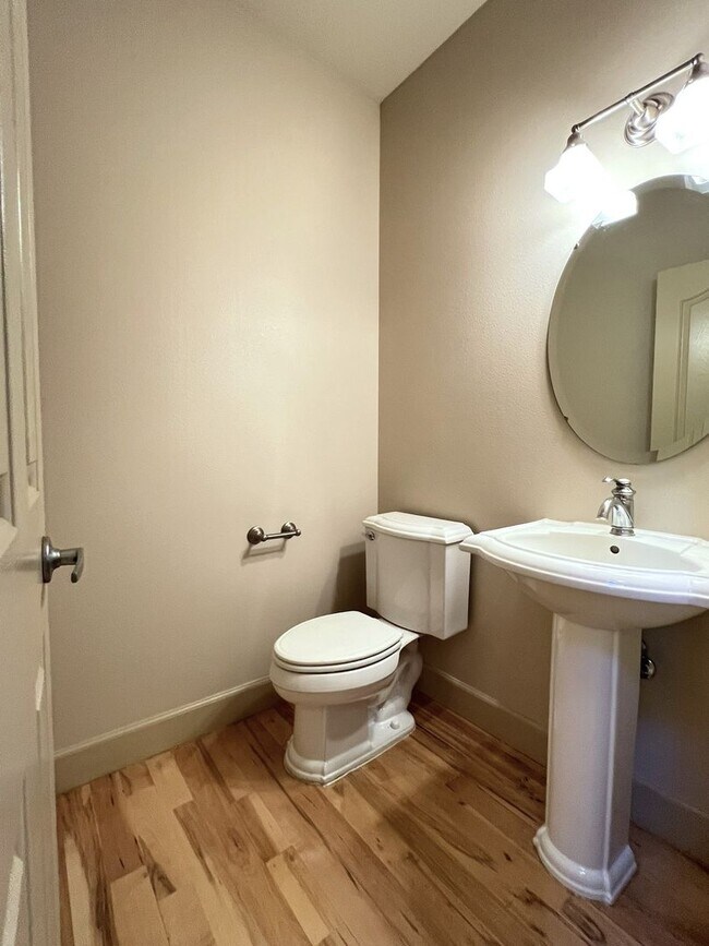 Building Photo - Beautiful 4 bed 3.5 bath home in Eagle jus...