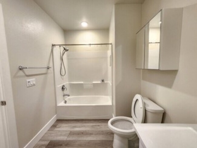 Building Photo - Upscale 2/2 Apartment in The Cannery!