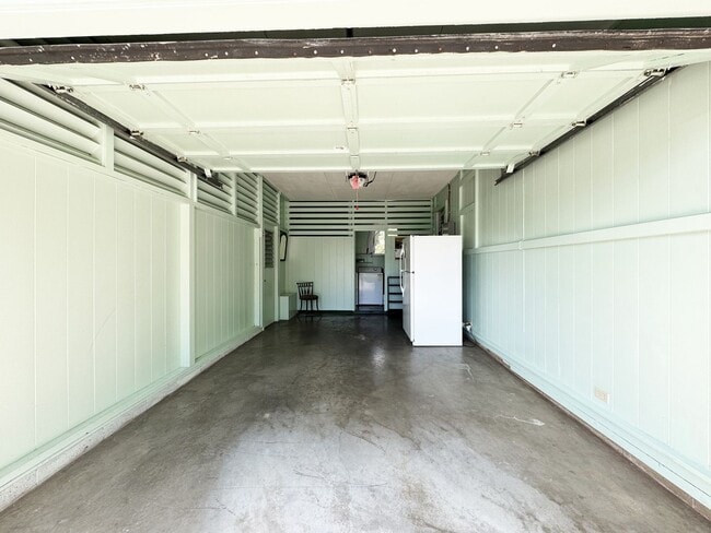 Building Photo - Small Dog Friendly Palolo House