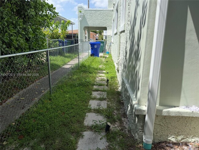 Building Photo - 3648 SW 25th Ter