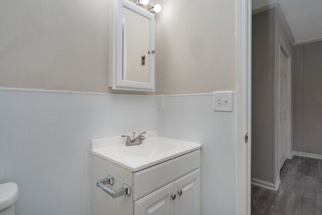 Building Photo - 916 E Raleigh Blvd