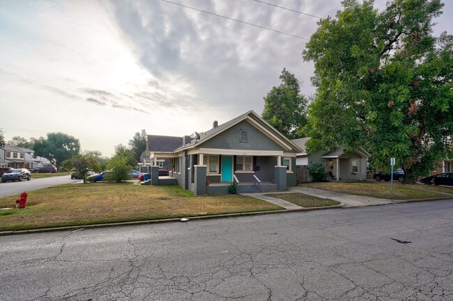 Primary Photo - Stylish 1-Bedroom Gem Near Midtown & Plaza...