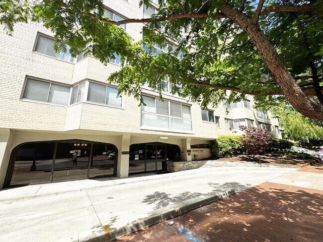 Building Photo - 922 24th St NW