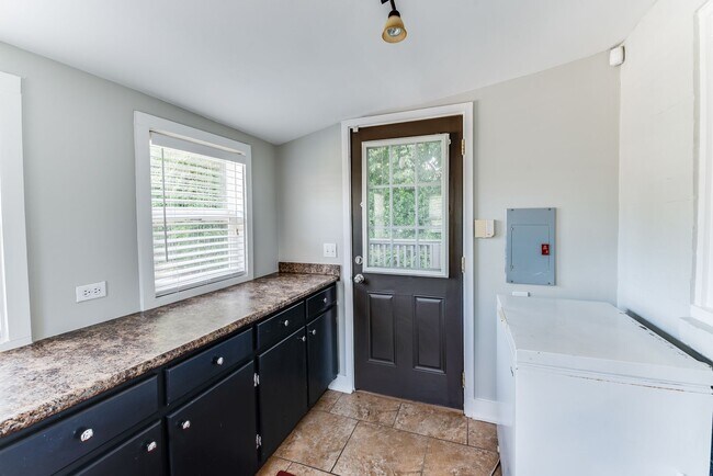 Building Photo - 432 27th St