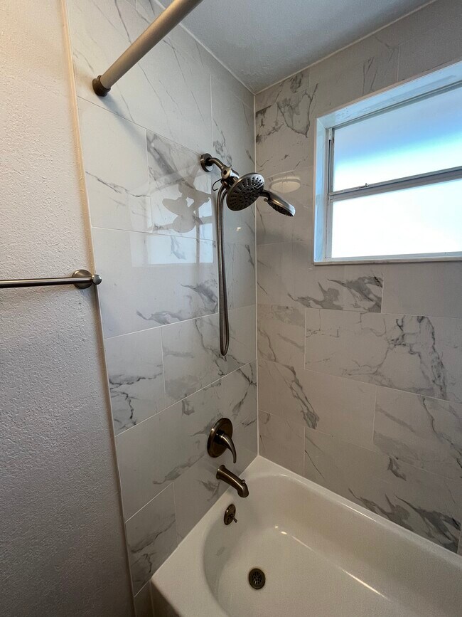 Building Photo - 607 Lyndhurst St