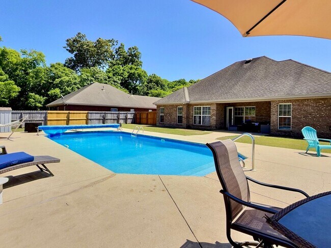 Building Photo - 4 Bed, 2 Full Bath Home w/ In-Ground Pool in Desirable Lake Forest!