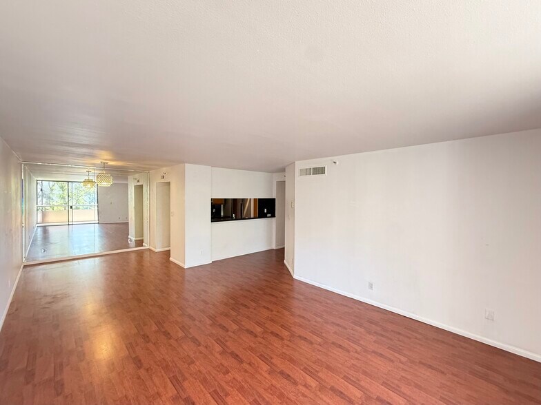Living/Dining - 600 W 9th St
