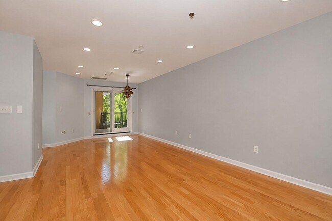 Building Photo - 659 1st St