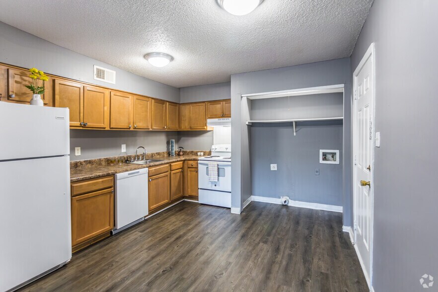 Kitchen - Annies Townhomes