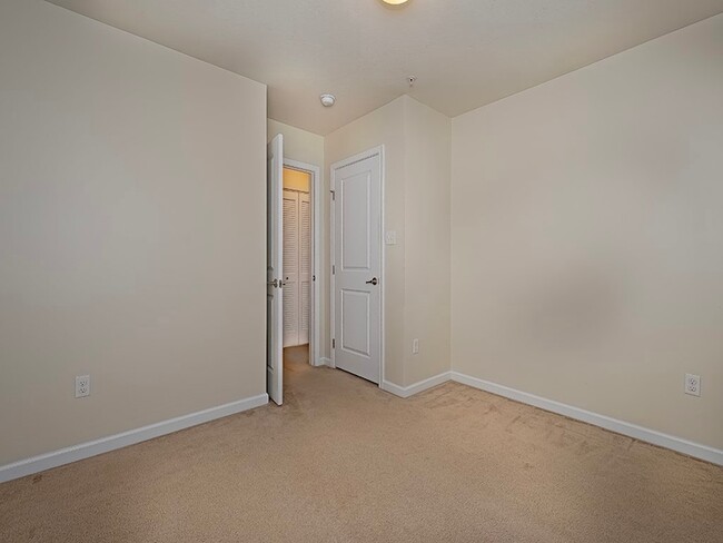 Building Photo - 627 Edison Dr