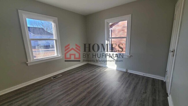 Building Photo - Two Bedroom House - Garage - Move In Ready