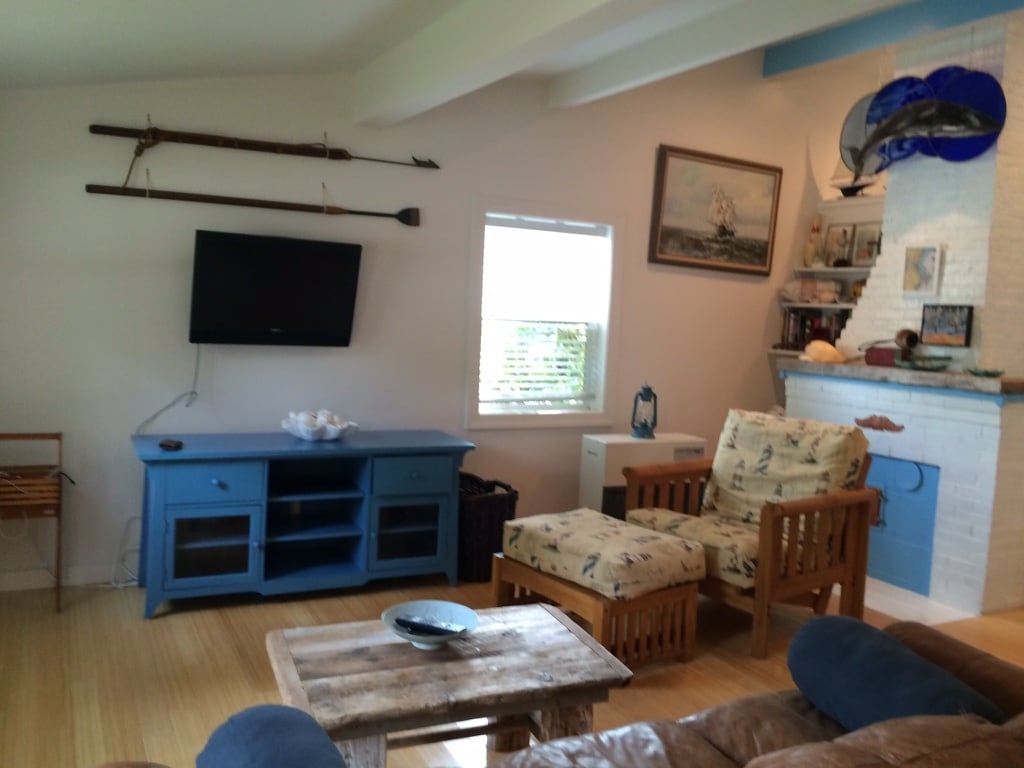 Living area - 403 Ferry Road