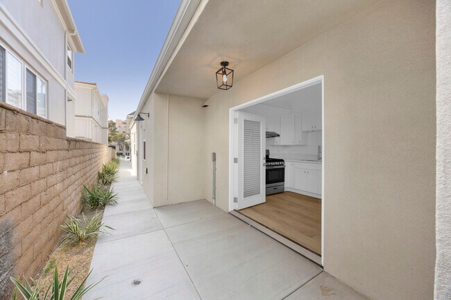 Building Photo - 308 N Catalina Ave