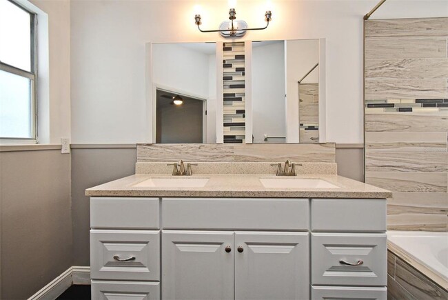 Building Photo - 1242 Ravida Woods Dr