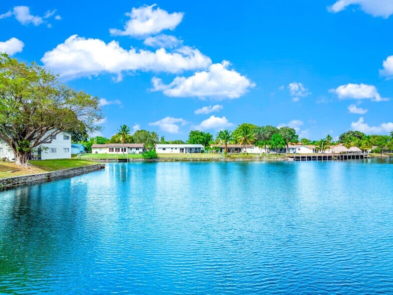 Building Photo - 374 Sunshine Dr