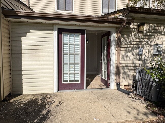 Building Photo - 3 Bedroom, 2.5 Bathroom Condo in High Point!