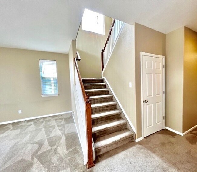 Building Photo - FABULOUS 4 BEDROOM HOME IN EASTVIEW ESTATES!!