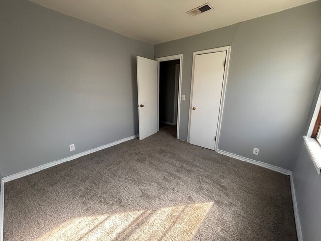 Building Photo - 4 Bed 1 Bath *SECTION 8 APPROVED*