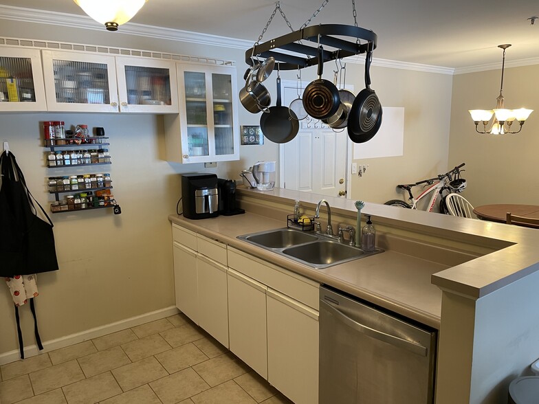Kitchen - 380 Hildred Dr
