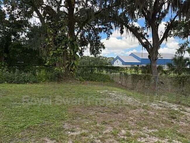 Building Photo - 726 Zella Ln