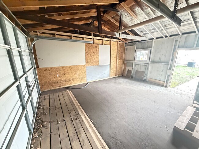 Building Photo - Charming One Bed & One Bath Duplex Unit!