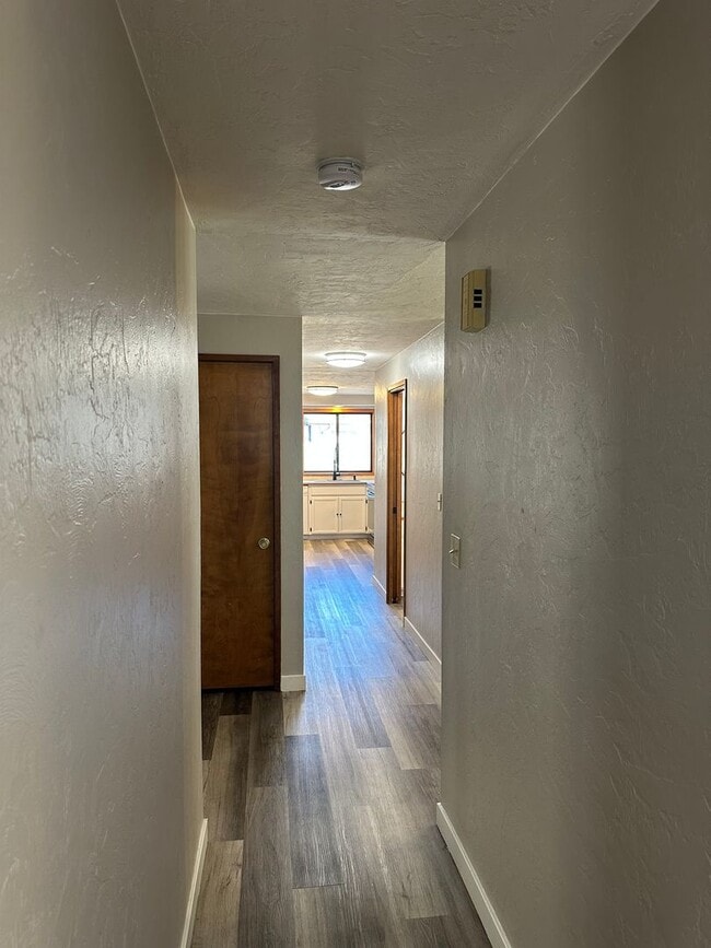 Building Photo - Updated 3 bedroom 1.5 bath house in Eugene!