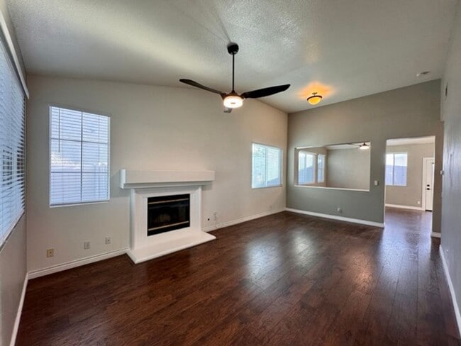 Building Photo - Bright and Open 3 Bedroom Home in Murrieta...