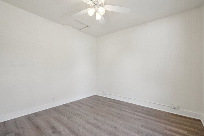 Building Photo - Charming 2 bed 1 bath Bungalow