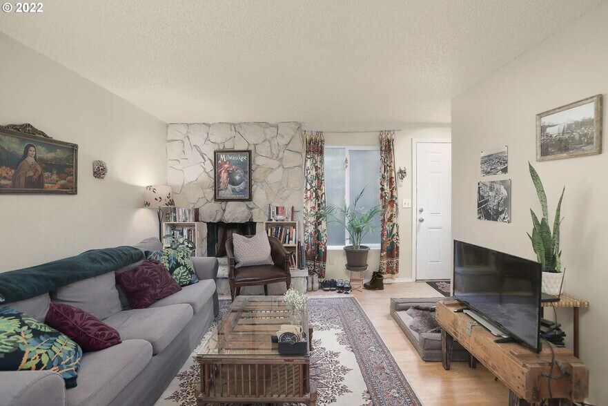 Building Photo - 4167 SE Cesar E Chavez Blvd