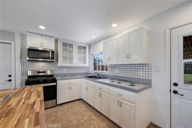 Building Photo - 13616 Hermes St